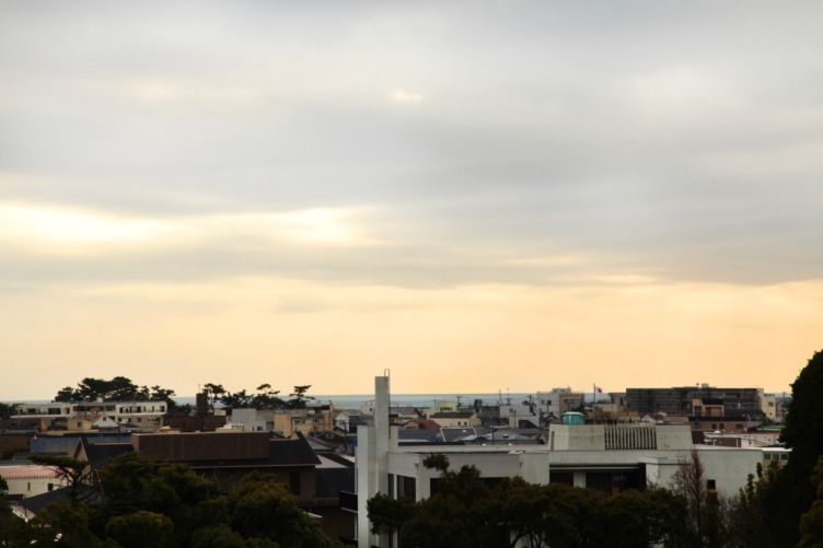 鎌倉市役所の屋上から撮影した同市内の風景