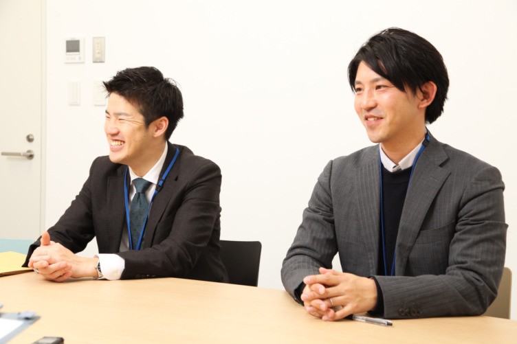 笑顔でインタビューに答える中村さんと喜多見さん
