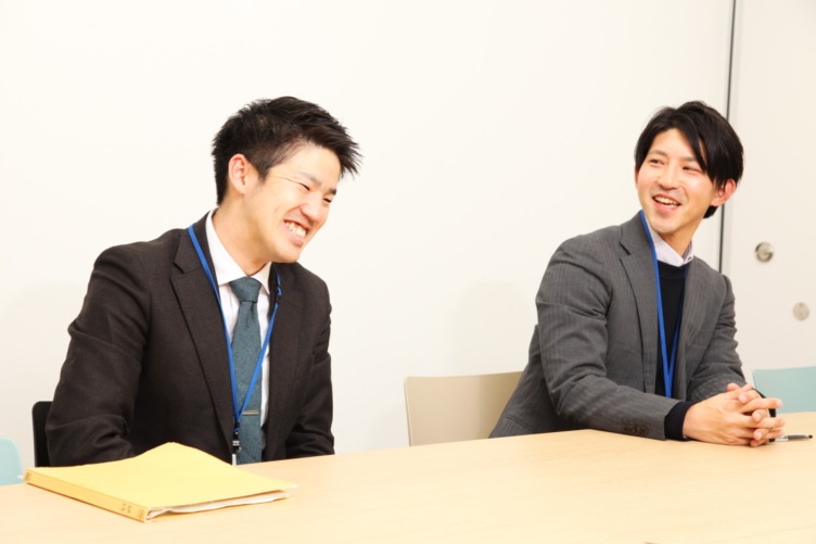 笑顔でインタビューに答える中村さんと喜多見さん