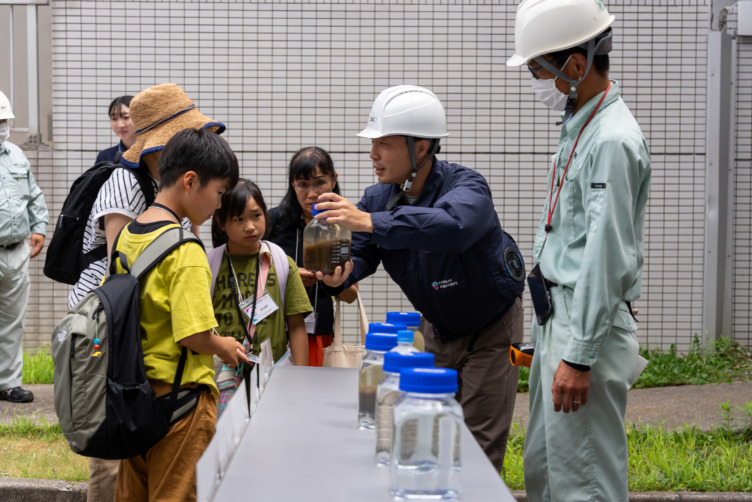 関西国際空港での関西エアポート株式会社による親子環境ツアーの様子