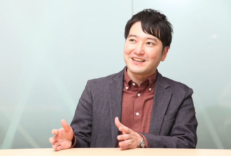 KDDI株式会社の前田さんがインタビューを受けるようす