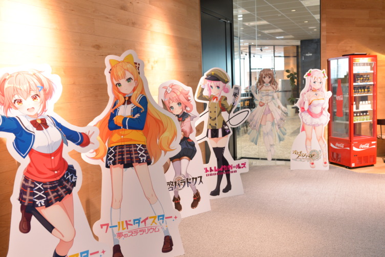 株式会社KMSが手がけるゲームのキャラクターのパネルがオフィスに展示されているようす