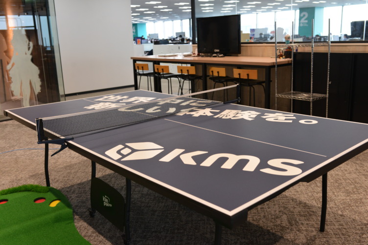 株式会社KMSのオフィスに設置された卓球台