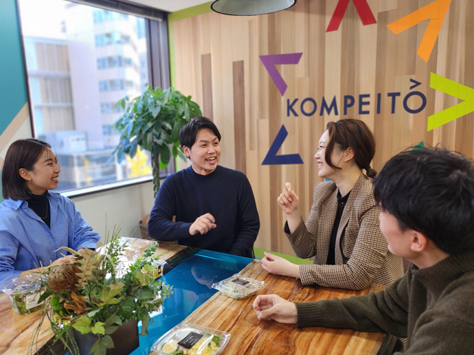 株式会社KOMPEITOのメンバー4人が集まってミーティングをしている様子