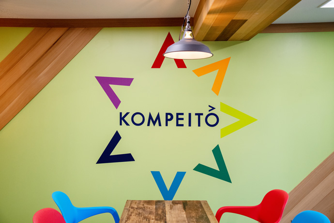 株式会社KOMPEITOの社名ロゴが描かれたオフィス壁面の様子