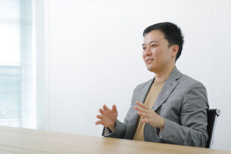 インタビューに答える株式会社LegalOn Technologiesの奥川一樹さん