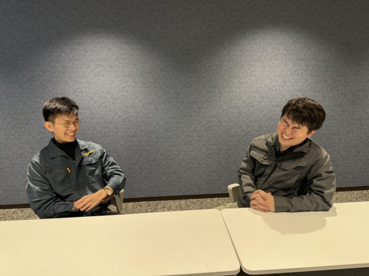 株式会社Liberawareエンジニアの伊藤総一郎さんと野平幸佑さんの談笑風景