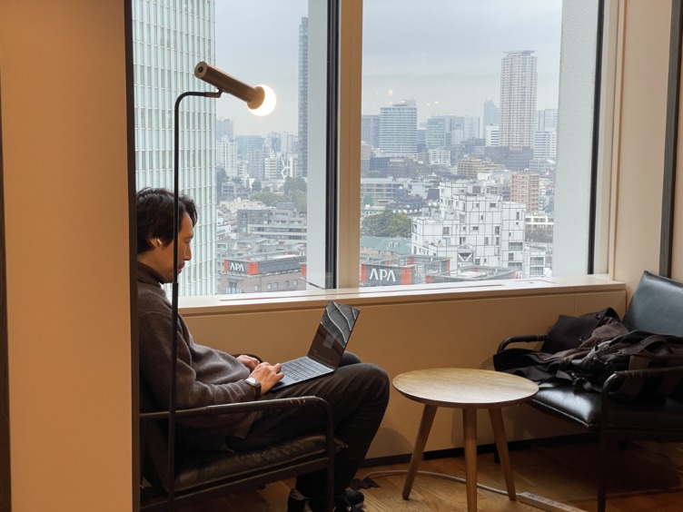 livepass株式会社のオフィスで1名のメンバーが椅子に座りPCを使った作業をしている様子