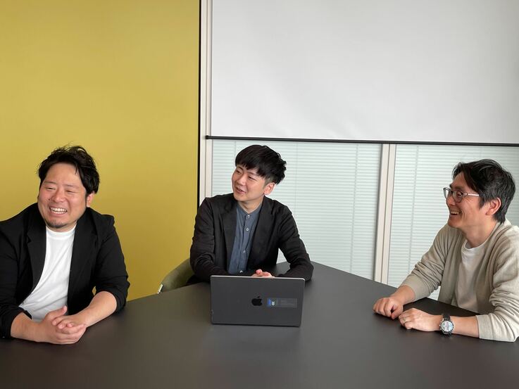 エムシーデジタル株式会社の新井さん（左）横山さん（中央）河内さん（右）が並んで座っている写真