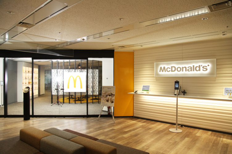 日本マクドナルド株式会社のオフィスのエントランス