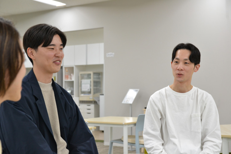 メドピア株式会社でエンジニアとして活躍中の嶋田怜央成さんと柴田洸輔さんがオフィスで話している様子