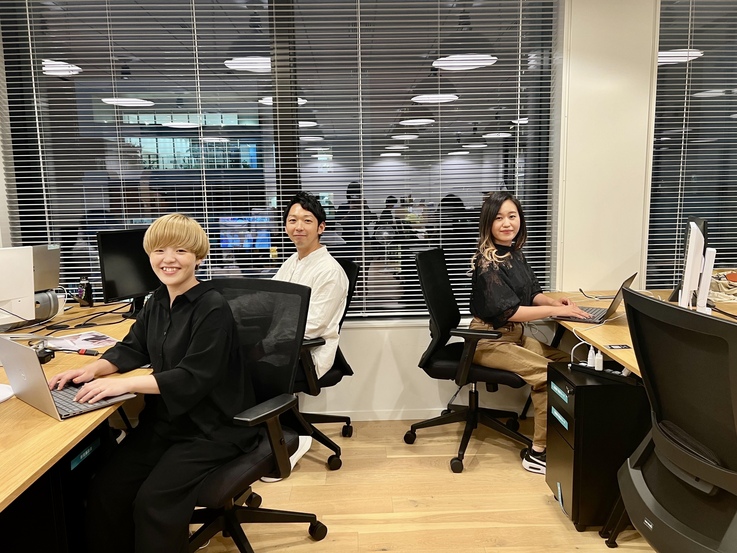 株式会社Minto 人事・広報部の3名のメンバーと、その執務室風景