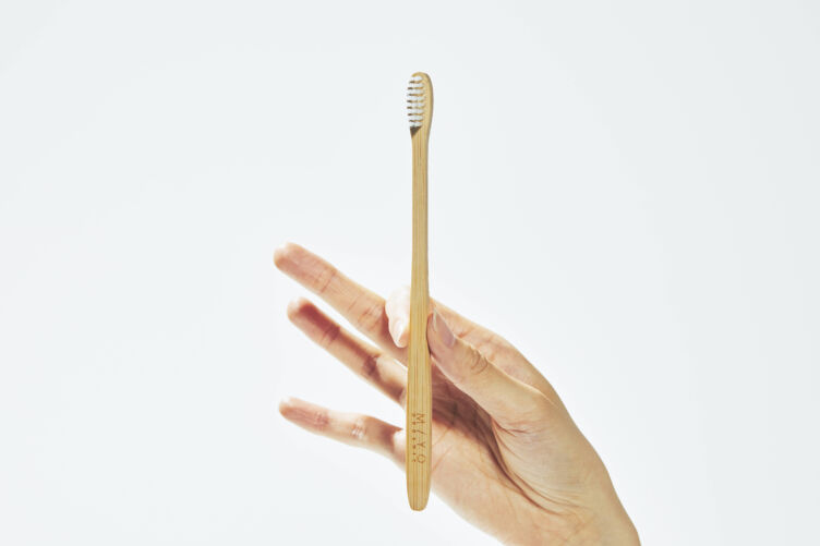 株式会社ミヨオーガニックの「オーガニック竹歯ブラシ」を手に持った写真