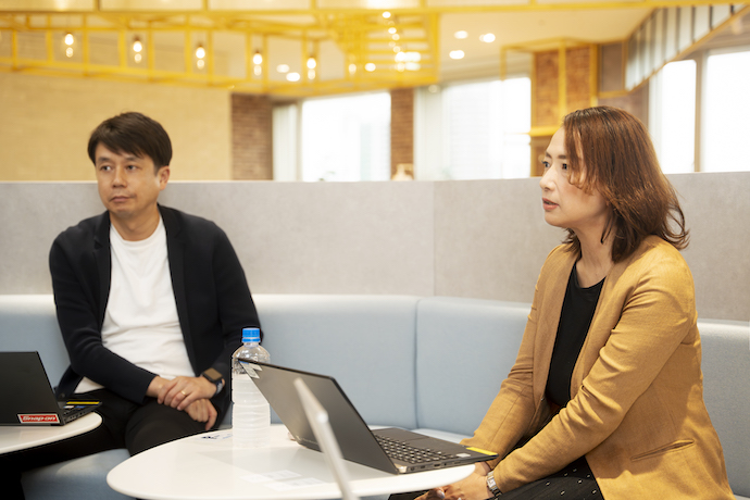 三井情報株式会社の根本さんと山田さんにインタビューをしているようす