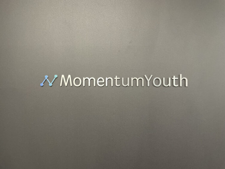 株式会社Momentum Youthのロゴ