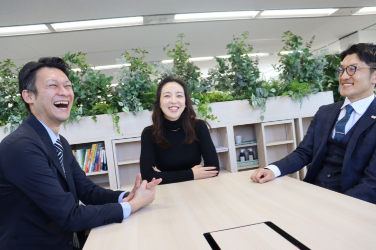 笑顔で語り合う日本テクノ株式会社の保泉さん、堀居さん、産方さん