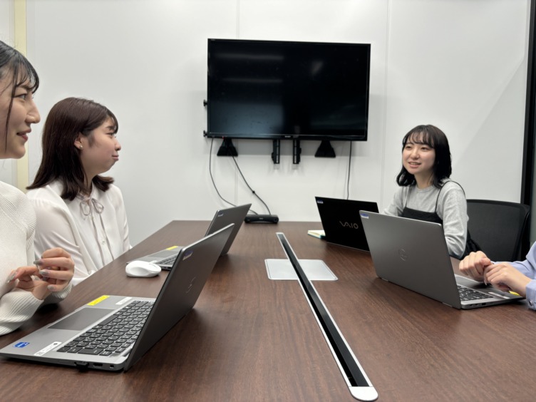 株式会社ニーズウェルの女性社員らが会議するようす