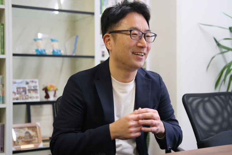 株式会社ネットオン代表取締役の木嶋さんがインタビューに応えるようす