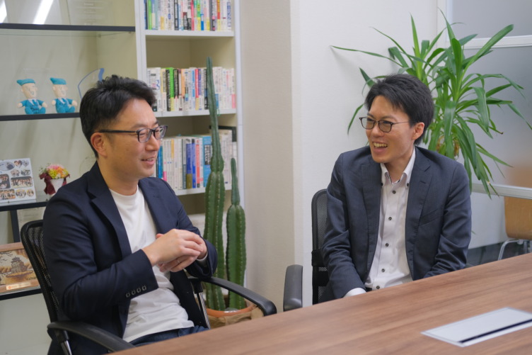 株式会社ネットオンの木嶋社長と林さんがインタビューに応えるようす