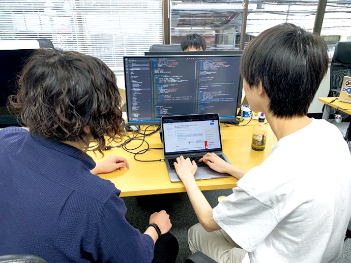 角川ドワンゴ学園のプログラミング講師の勤務風景