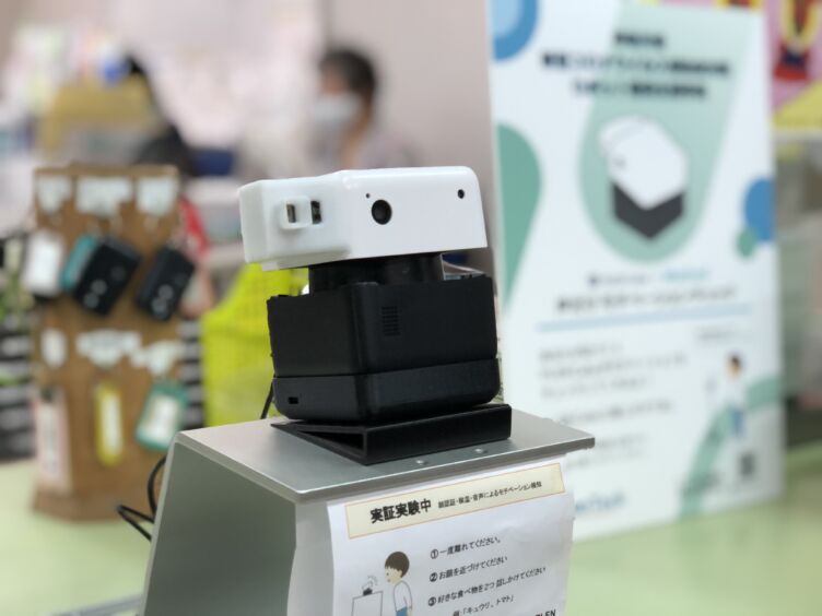 PLEN Robotics株式会社が開発した顔認証AIロボット「PLEN Cube」