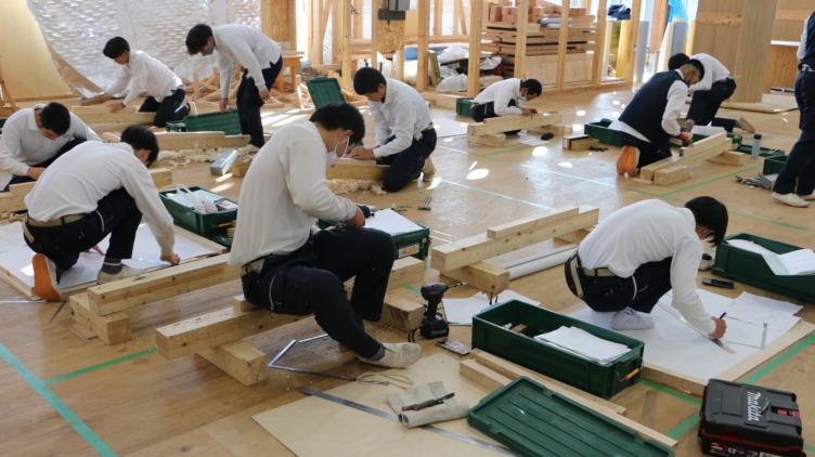 ポラスグループが運営するポラス建築技術訓練校で実施されている実践的な授業の様子