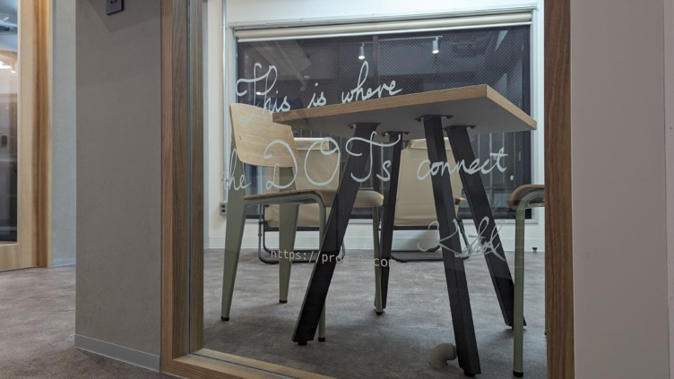 株式会社Progateのオフィスエントランス窓に描かれた、加藤代表の手書きメッセージ