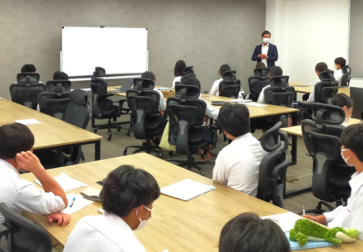 株式会社PRUMが佐渡島オフィスで実施している高校生を対象にした会社見学会の様子