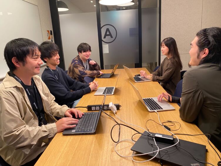 Qiita株式会社の東京メンバーのミーティング風景