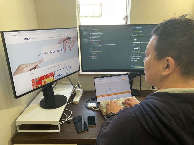 株式会社クオカードの齋藤さんがパソコンに向かって仕事をするようす