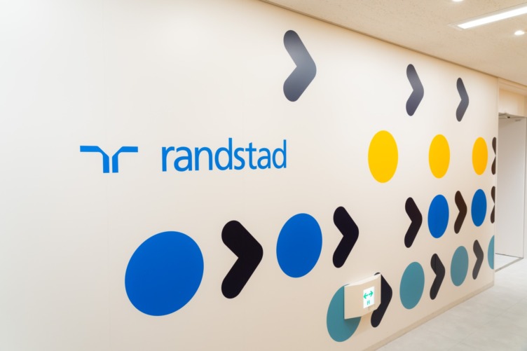 ランスタッド株式会社のロゴが掲示されているオフィスの壁