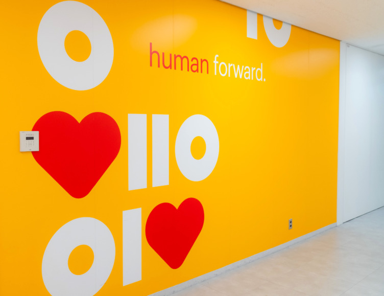 オフィスの壁に掲示されているランスタッド株式会社の「human forward」というブランドプロミス