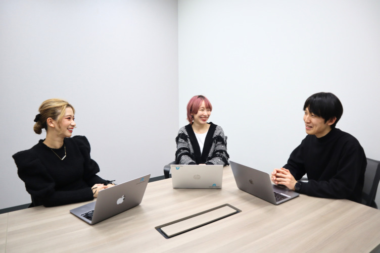 株式会社RECEPTIONISTの橋本さん、小川さん、伊藤さんがインタビューに応えるようす