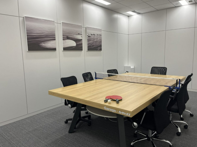 六元素情報システム株式会社のオフィス内の卓球台兼会議室テーブルの様子