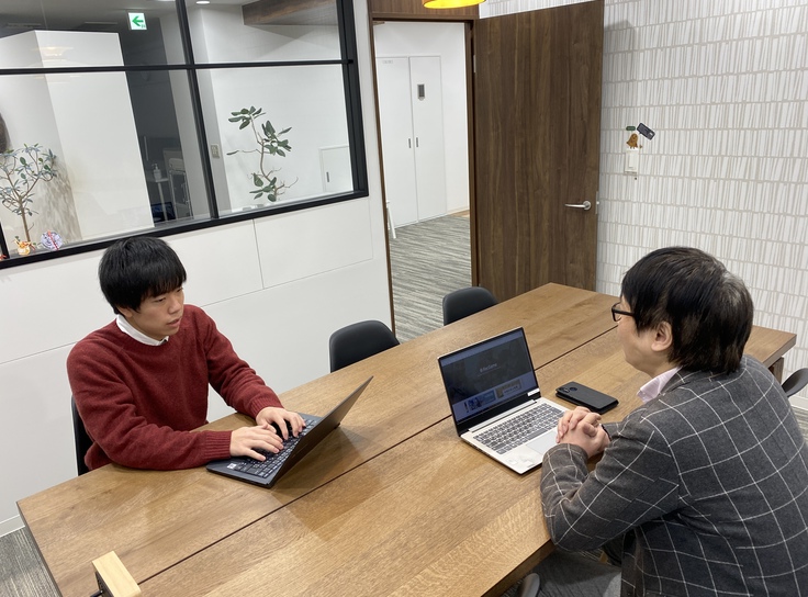 ランウェイ・エージェンシー株式会社の東日本橋オフィスで打ち合わせをする社員たち