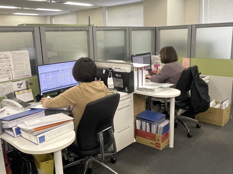 三聖トラスト会計事務所で机を並べて働くスタッフたち