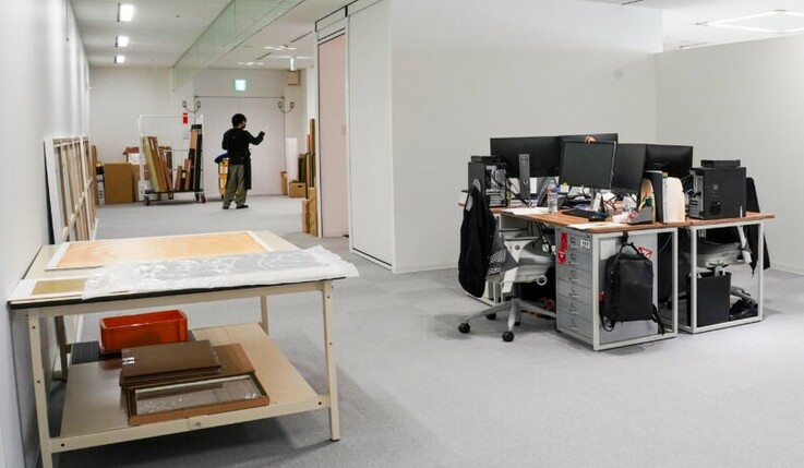 SBIアートオークションのオフィス内にある作業スペースの様子（部分）