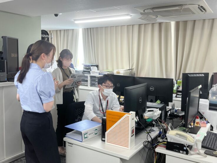 医療法人徳洲会 湘南鎌倉総合病院のメンバーによる事務風景