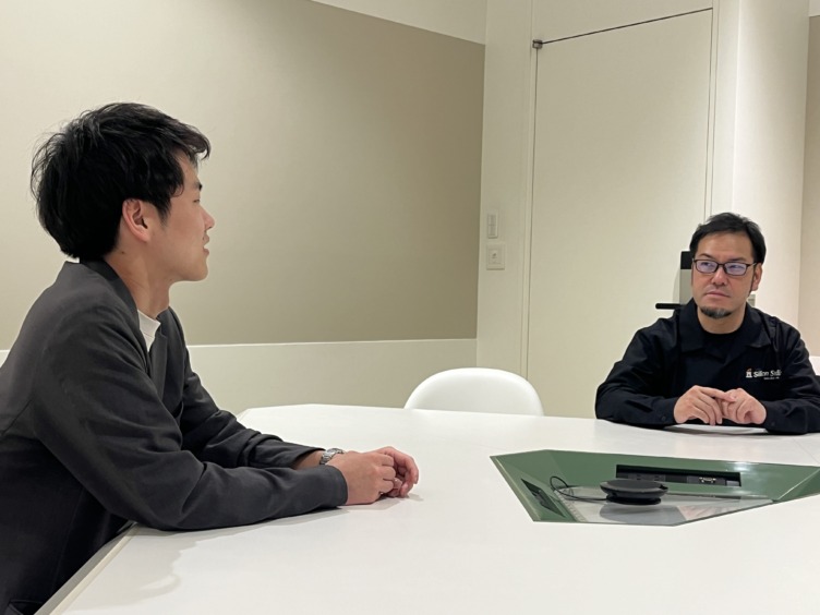 シリコンスタジオ株式会社の向井さんと江森さんが会話するようす
