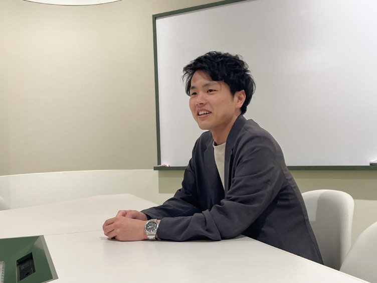 シリコンスタジオ株式会社の江森さんがインタビューに応えるようす