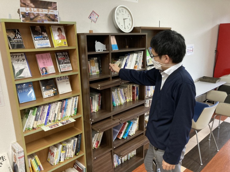 株式会社新日本科学のオフィス内に設置されている図書コーナー