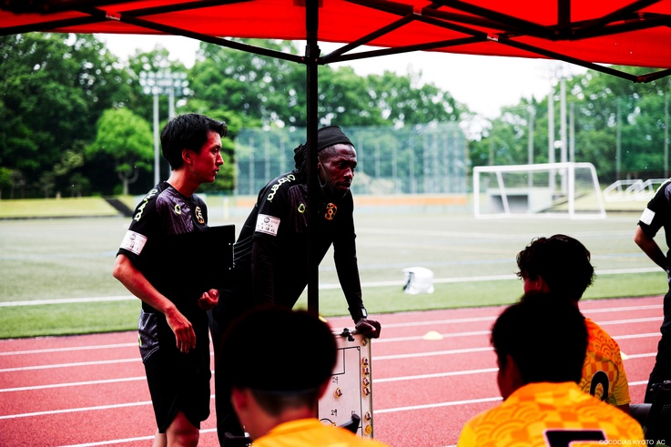 2022シーズン、おこしやす京都ACでガーナ人監督の通訳を務める中田さん（左）