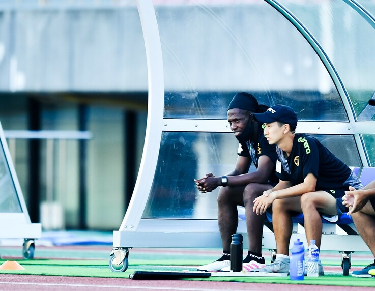 2022シーズン、おこしやす京都ACでガーナ人監督の通訳を務める中田さん（右）