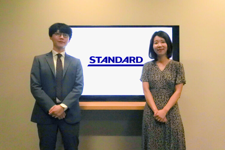 株式会社STANDARDの白谷さんと海本さんが並ぶようす