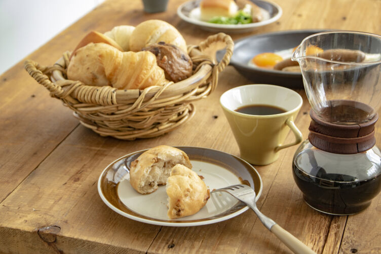 株式会社スタイルブレッドの一般消費者向けブランド「Pan＆」のパンが並ぶ食卓風景