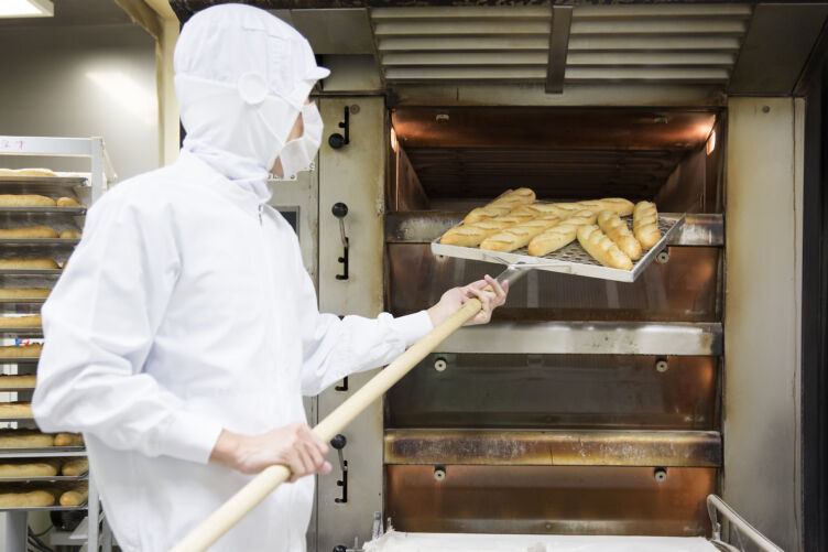 株式会社スタイルブレッドの工場でスタッフがパン作りをしている様子