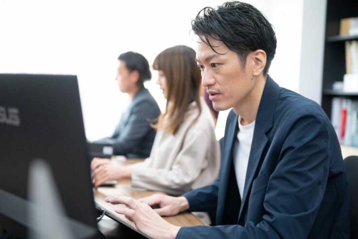 株式会社スマテンの勤務風景(オフィスでパソコンを操作する男性)