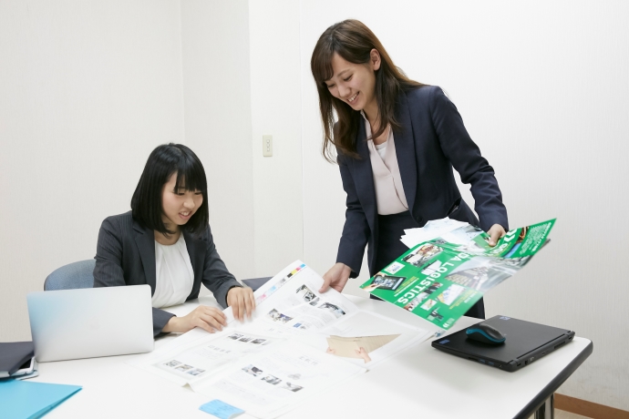 竹田印刷株式会社の女性社員がいきいきと働く様子