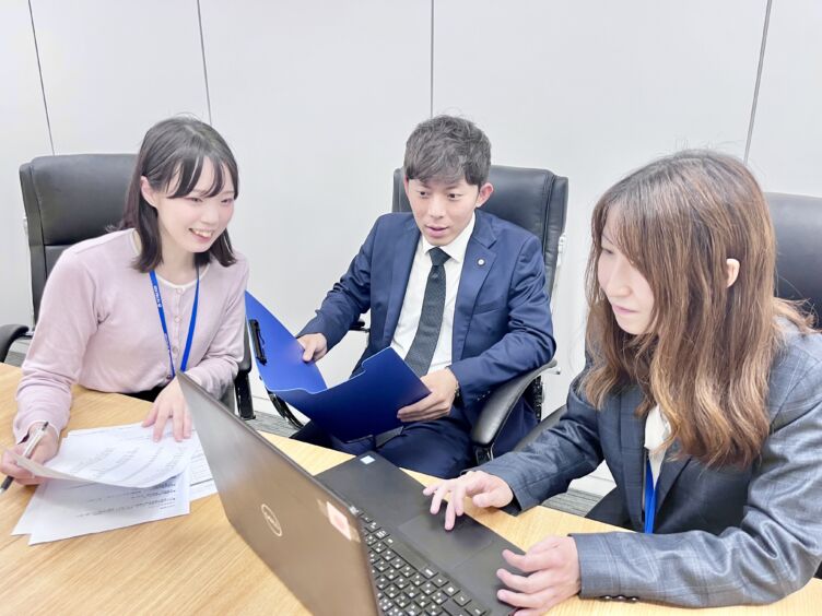 会議をするTETRAPOT株式会社の竹内さん、福本さん、菊岡さん