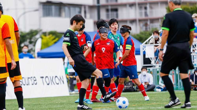 株式会社トーコンが日本代表のスポンサーになっている「ブラインドサッカー」の競技風景